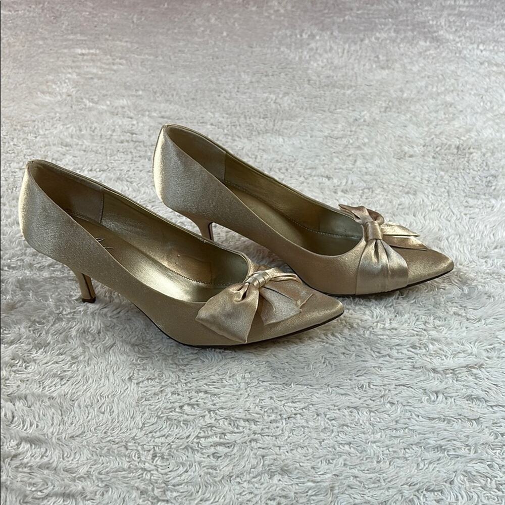 Jacqueline Ferrar gold bow toe pumps, size 7.5